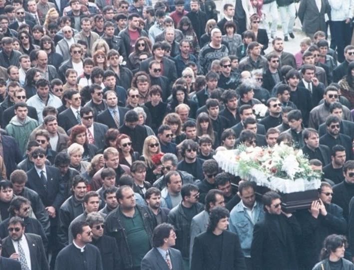 Намери смъртта си на път за вечеря със Слави Трифонов  над 15 хиляди се стичат на погребението му