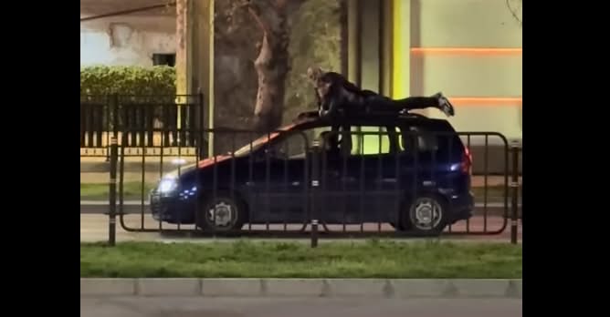 Безразсъдно: Младежи се возят на покрива на кола в Пловдив  – Видео