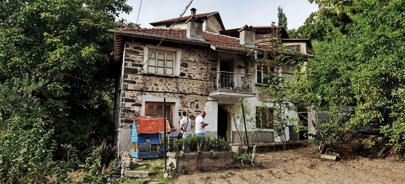 Група от над 50 българи дариха нов дом на самотна майка с дете-инвалид